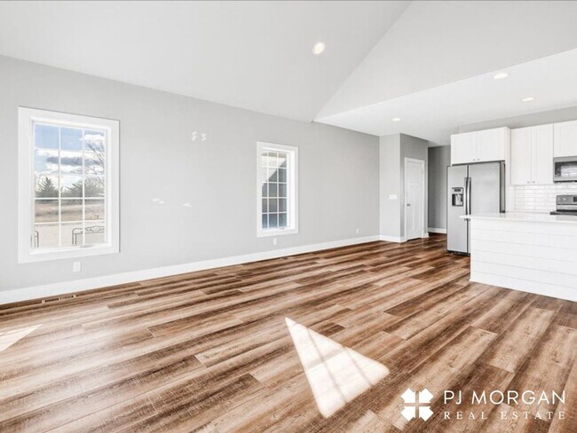 Building Photo - Tucked Away Yet Close to It All-Beautiful Elkhorn Rental has it all!