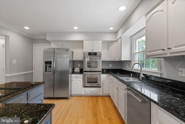 Building Photo - 8527 Silverview Dr