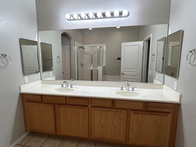 Building Photo - 955 E Knox Rd