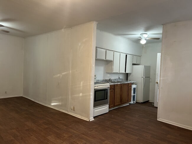 Building Photo - 1303 Bell St