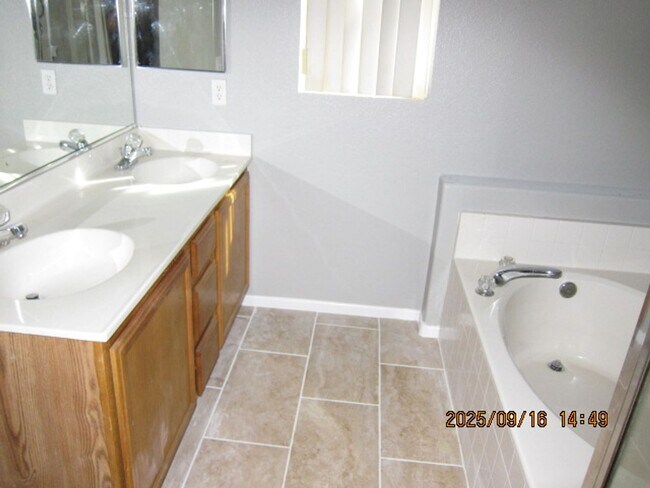 Building Photo - Beautiful 4 Bedroom Single Story House w/ ...