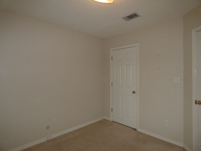 Building Photo - Spacious 3-Bedroom Home