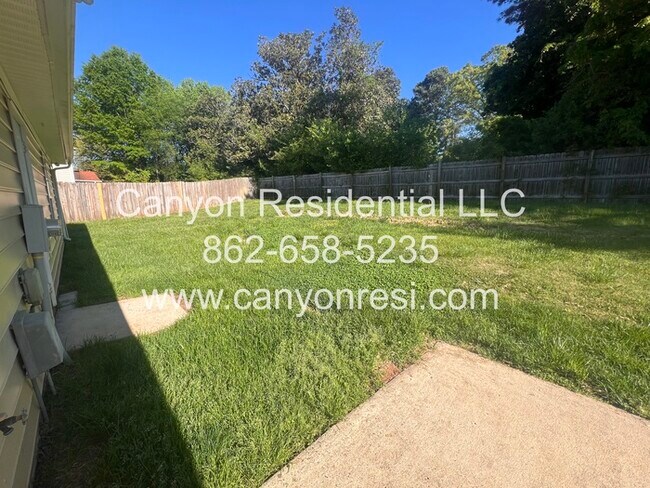 Building Photo - Hurry this Home won't last long! Great 3BR...