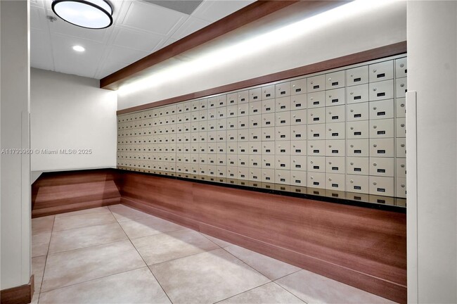Building Photo - 3701 N Country Club Dr
