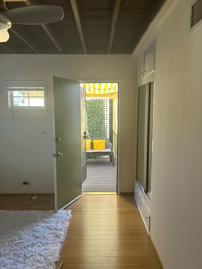 Building Photo - 5262 Willowcrest Ave