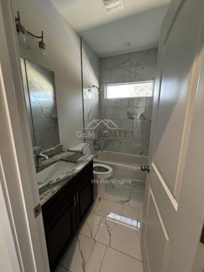 Building Photo - 38 Meadow View Ln