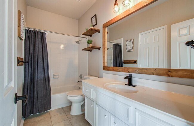 Building Photo - 2631 Woodridge Manor Dr