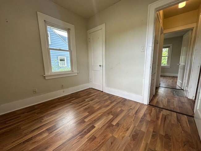 Building Photo - 2 bed, 1 bath home for rent in Waterloo