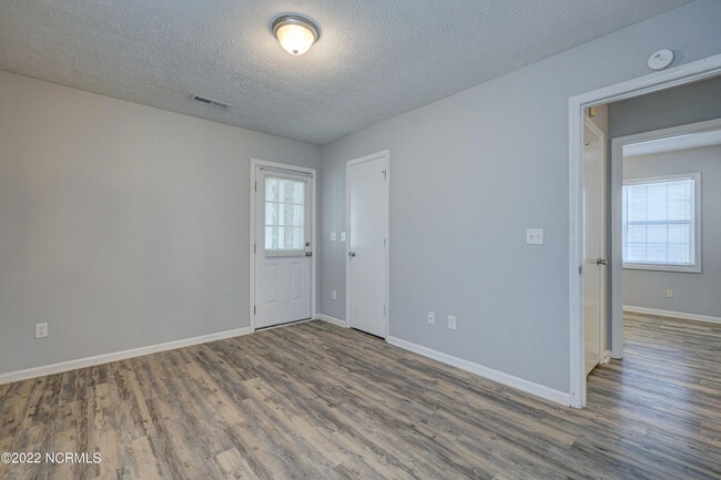Building Photo - 617 Varsity Dr