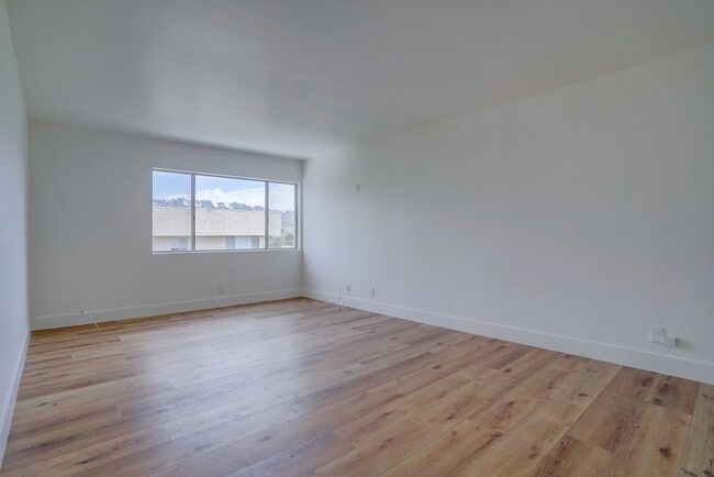 Building Photo - 435 N Oakhurst Dr