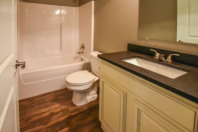 Building Photo - Stunning 3 bedroom, 2 bathroom Home availa...