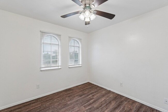 Building Photo - 3 bedroom 2.5 bath - NW Highway and Rockwell