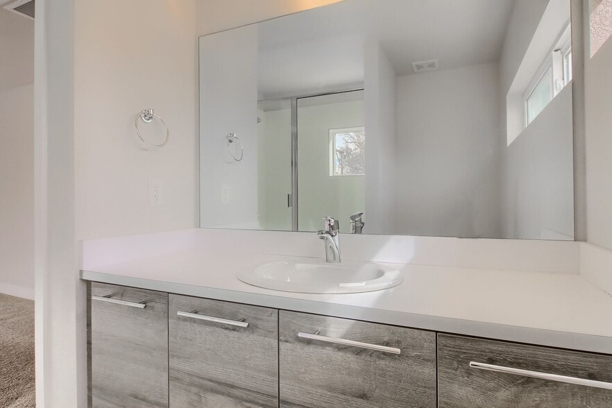 Building Photo - 1018 Depew St