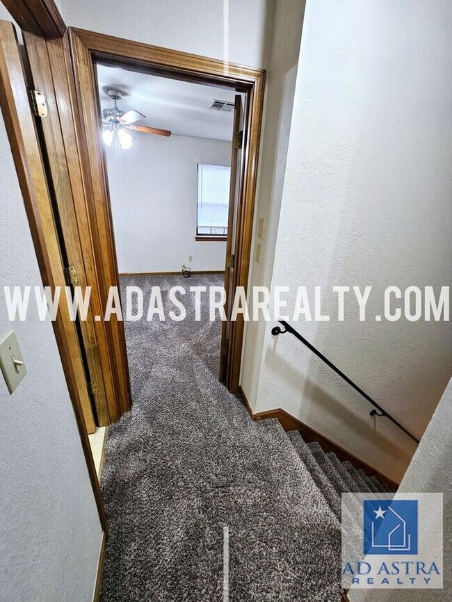 Building Photo - Beautiful Updated Duplex in Grandview-Available in MAY!!