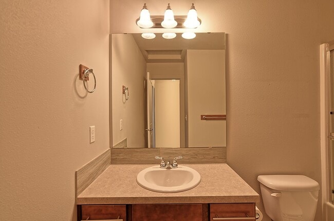 Building Photo - Spacious Townhome Near Silver Lake!