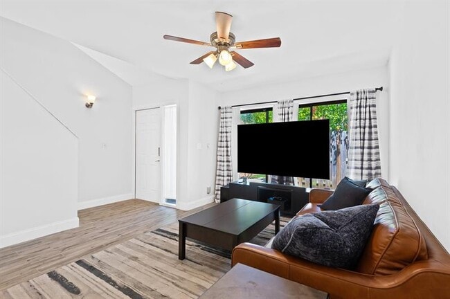 Building Photo - 344 City View Dr