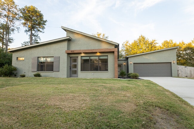 Building Photo - 902 Desoto Dr