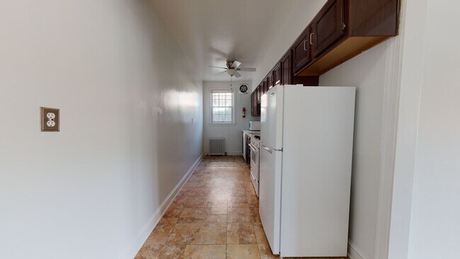 Building Photo - MacArthur Park One Bedroom W/Off Street Pa...