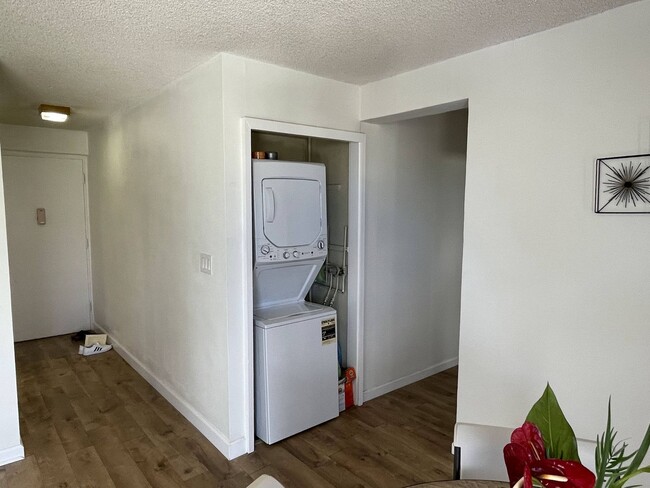 Building Photo - 2 Bed 2 Bath Fully Furnished Unit Central ...