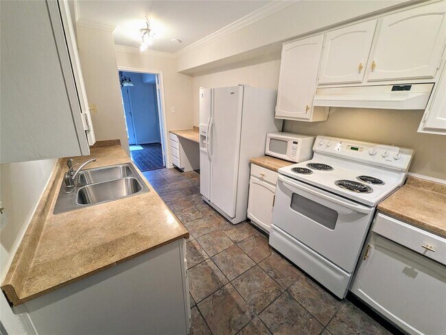 Building Photo - 355 N Post Oak Ln