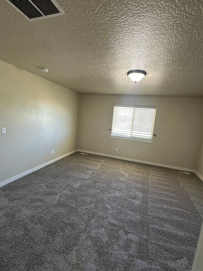 Building Photo - New Carpet! Super Meridian Location!!! Man...