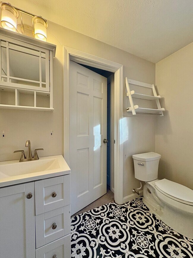 Building Photo - Available Now | 3 Bed, 1.5 Bath Single-Family Home in Westford, MA | Updated Kitchen, Finished Ba...