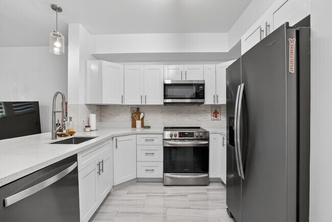 Building Photo - 533 NE 3rd Ave