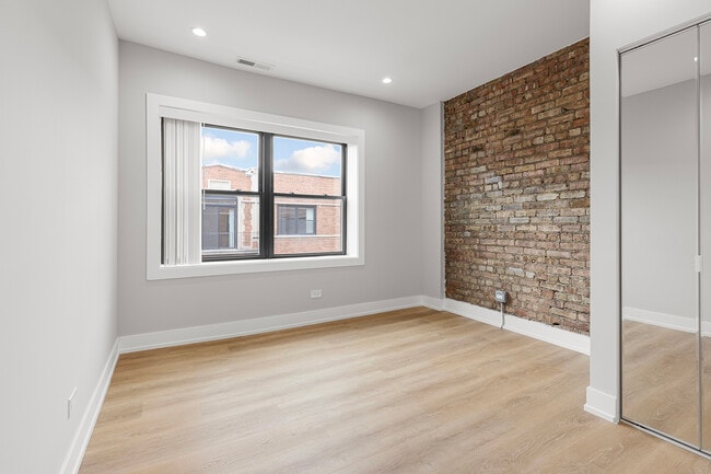 Building Photo - 1548 W Juneway Terrace