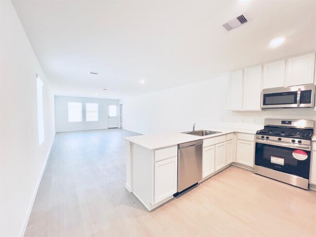 Building Photo - 3007 Mallorca Dr