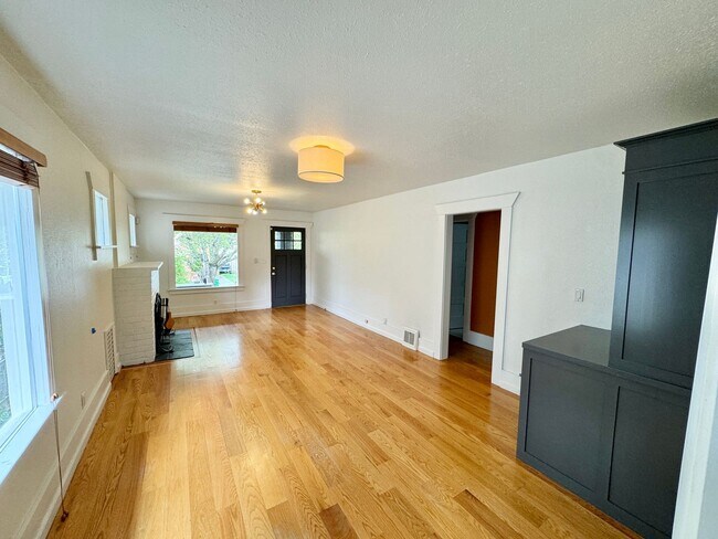 Building Photo - Cozy Ballard Retreat: 2-Bed, 2-Bath Home with Office & Wet Bar