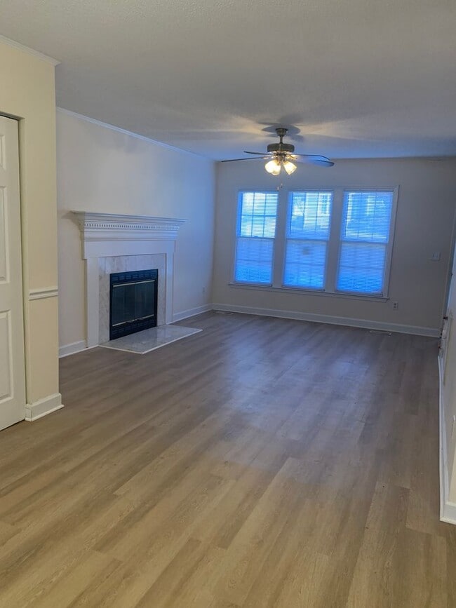 Building Photo - PET FRIENDLY-3 BEDROOM WITH DOWNSTAIRS PRIMARY SUITE- 717 St.Catherines~3 brm 2.5 bath~wood burni...