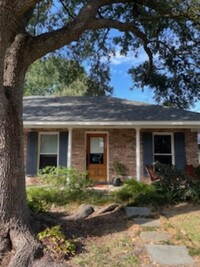 Building Photo - Great Home in Country Club Estates off Bre...