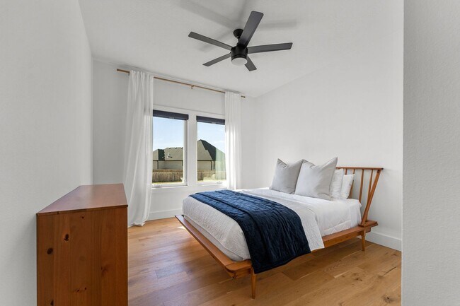 Building Photo - Gorgeous Rental in Wild House East Springfield