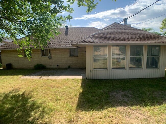 Building Photo - 3 Bedroom Northwest OKC!