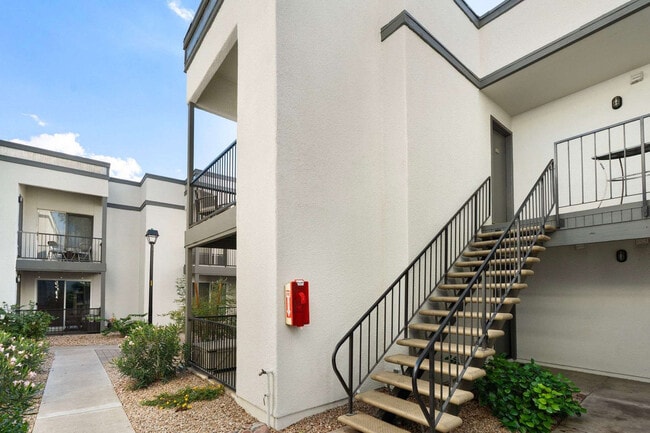 Building Photo - 740 W Elm St