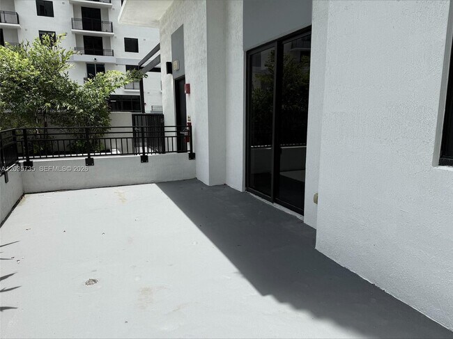 Building Photo - 16395 Biscayne Blvd
