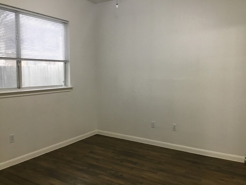 BRIGHT MASTER BEDROOM LARGE WINDOWS - 3104 Northwest Blvd