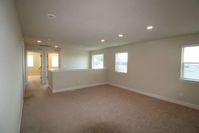 Building Photo - WELL MAINTAINED, BEAUTIFUL 5 BR HOME IN THE CAMAS HILLS!