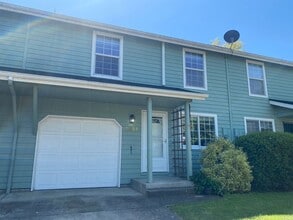 Building Photo - Spacious 3-Bedroom, 2.5-Bath Townhouse Near Churchill In Eugene!