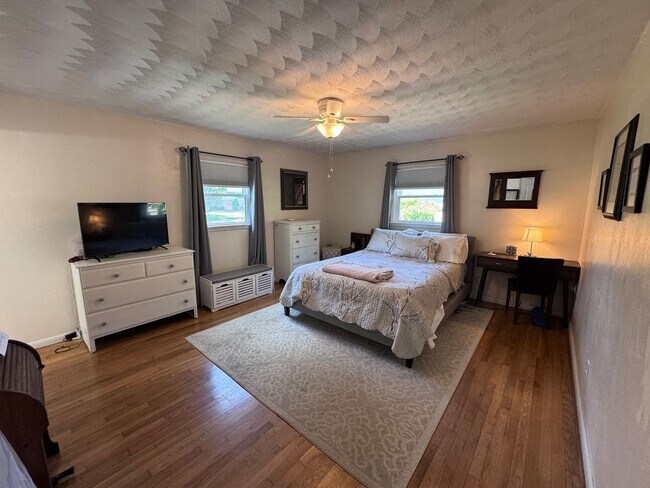 Building Photo - Lakefront Great Neck Home! 4/2.5 brick ranch in lovely Southern Point