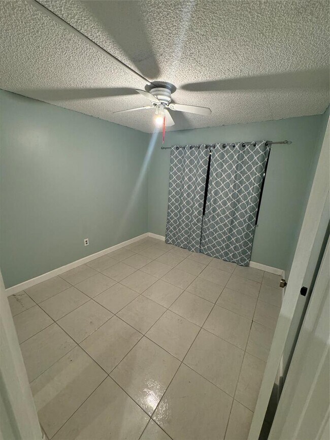 Building Photo - 852 NE 209th St