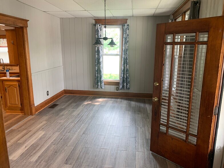 Building Photo - 256 E 5th St