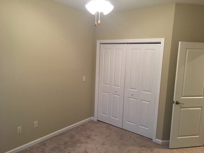 Building Photo - 3 Bedroom, 3 1/2 Bath Condo