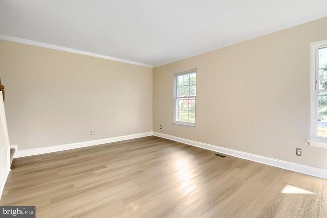 Building Photo - 907 Spry Harb