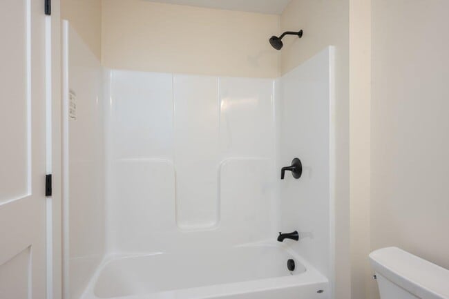 Building Photo - 553 Islington St