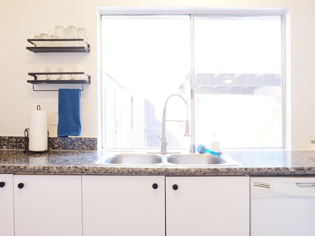 Building Photo - 6127 Meadowhaven Ln