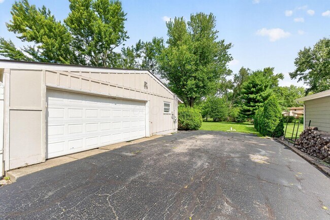 Building Photo - 3900 Schirtzinger Rd