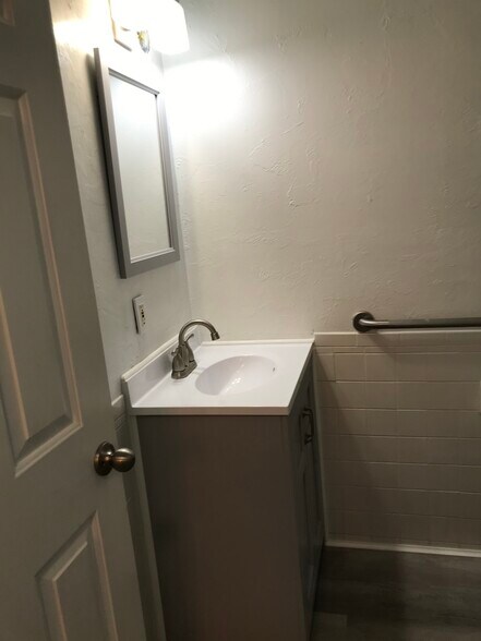Building Photo - 1312 Highlands Dr