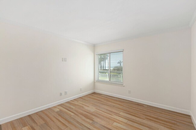 Building Photo - Stunning Spacious 2 Bed 2.5 Bath Condo in ...