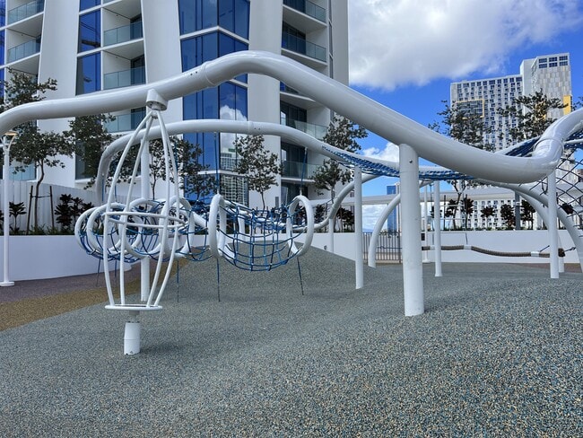 Building Photo - 1000 Auahi St